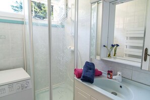 Douche, serviettes fournies, savon