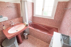 Secador de cabelo, toalhas de banho, sabonete, shampoo