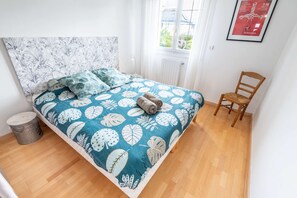 2 quartos, ferros/tábuas de passar roupa, berço de viagem