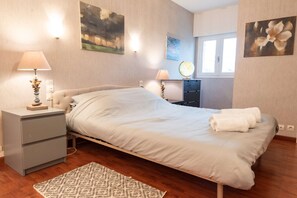 4 室のベッドルーム、デスク、アイロン / アイロン台、WiFi