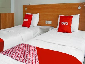 Deluxe Twin Room | Desk, soundproofing, bed sheets - Hotel O Gkitroom (Karawang)