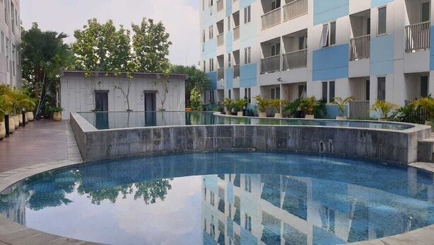 Un edificio moderno con piscina y balcones.