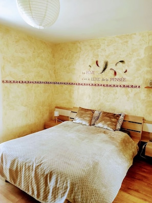 4 bedrooms, iron/ironing board, free WiFi, bed sheets