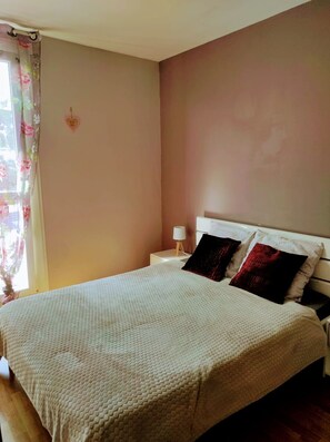 4 bedrooms, iron/ironing board, free WiFi, bed sheets