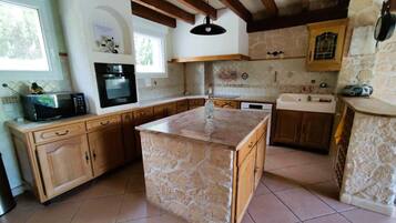 KylskÄp, mikrovÄgsugn, ugn och spishÀll