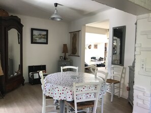 Dining - À 10 min à Pied de la Plage, Charmante Maison Avec Jardin Arboré (Saint Marc sur Mer)
