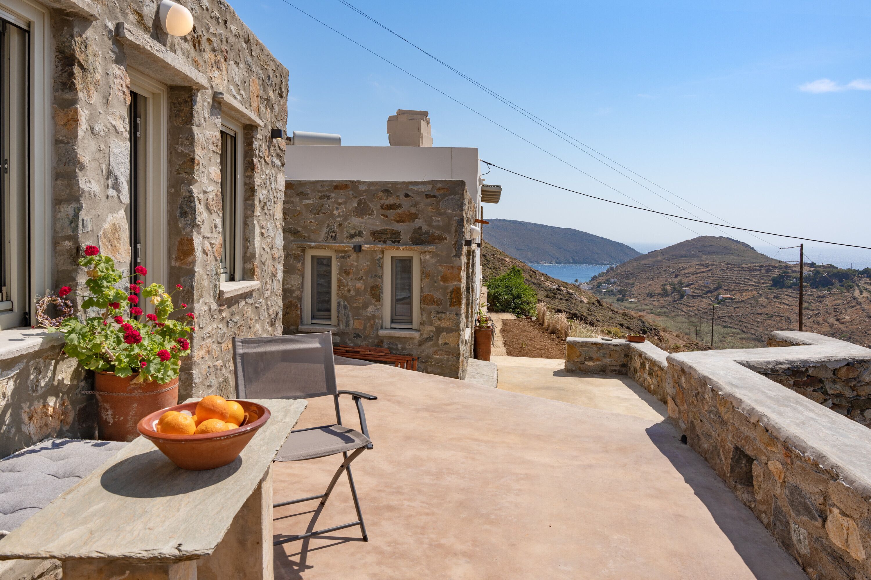 Studio Apartment 'Little North' with Sea View, Private Garden and Air Conditioning