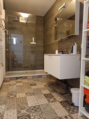 Shower, hair dryer - A L'ombre du Frêne, Maison Avec Jardin Arboré. Idéal Pour les Amis de la Nature (Lacombe)