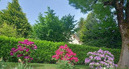 A l'ombre du frĂȘne, maison avec jardin arborĂ©. IdĂ©al pour les amis de la nature.