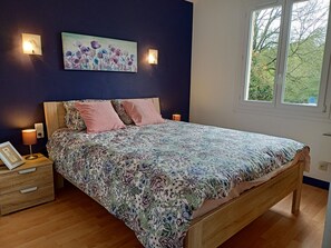 3 slaapkamers, een strijkplank/strijkijzer, reisbedje, gratis wifi