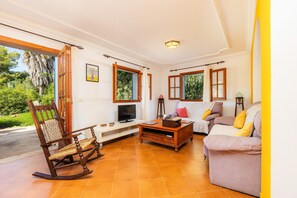 Een televisie en een open haard