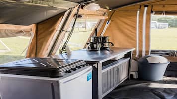 Fridge, stovetop, coffee/tea maker