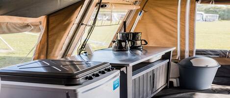 Kühlschrank, Herdplatte, Wasserkocher mit Kaffee-/Teezubehör