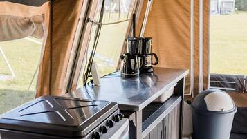 Réfrigérateur, plaque de cuisson, cafetiÚre/bouilloire