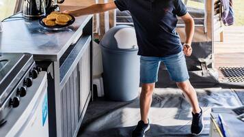 Réfrigérateur, plaque de cuisson, cafetiÚre/bouilloire