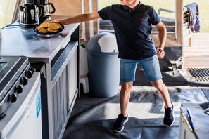 Kjøleskap, kokeplater og kaffetrakter/tekoker