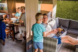 Outdoor dining - Safari Tent in Nommern near Forest (Nommern)