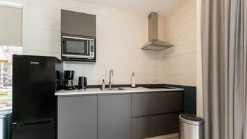 Een koelkast, een magnetron, een kookplaat, een vaatwasser