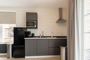 Kühlschrank, Mikrowelle, Herdplatte, Geschirrspüler