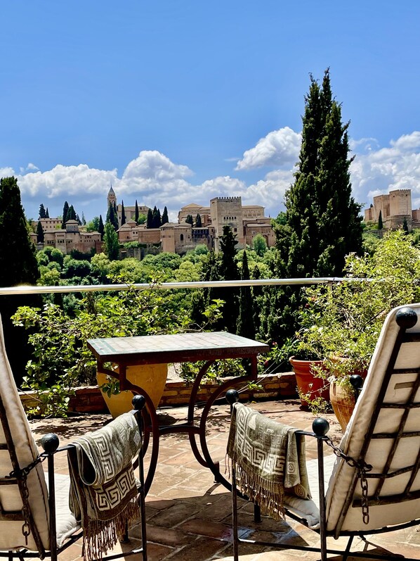 Outdoor dining - Duplex con Terraza y con Vistas Únicas a la Alhambra en el Albayzin (Granada)