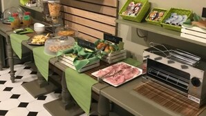 Ein reichhaltiges Buffet mit verschiedenen Speisen und einem Toaster.
