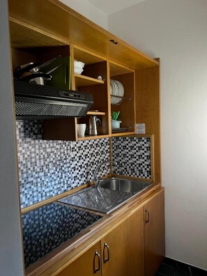 Refrigerador, parrilla de estufa y utensilios de cocina 