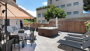 An outdoor patio with a hot tub, lounge chairs, and a covered dining area. - Apartment 'Residence Paradiso Bilocale 202' with Sea View, Wi-Fi and Air Conditioning (Moneglia)