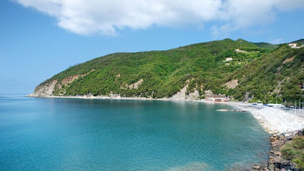 A coastal landscape with clear turquoise waters, a rocky shoreline, and a hill with sparse vegetation. - Apartment 'Residence Paradiso Bilocale 202' with Sea View, Wi-Fi and Air Conditioning (Moneglia)