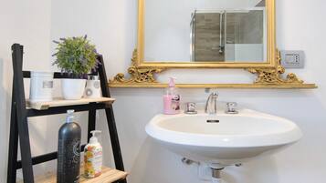 Dusch, hårtork och handdukar