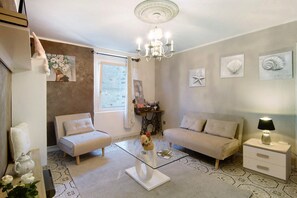 TV - Apartment 'Mary House 3' with Mountain View, Balcony and Wi-Fi (Albosaggia)