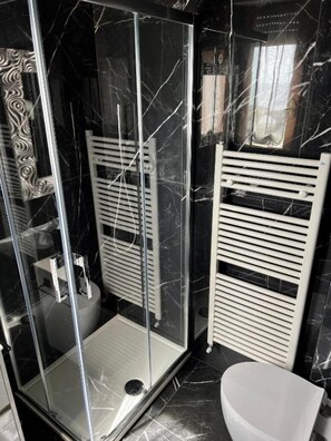Shower, free toiletries, hair dryer, towels - Apartment 'Residence Paradiso Bilocale 203' with Balcony, Wi-Fi and Air Conditioning (Moneglia)
