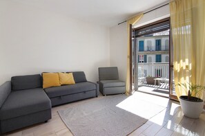 TV - Apartment 'Mary House' with Mountain View, Private Terrace and Wi-Fi (Sondrio)