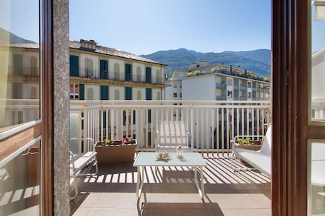Property grounds. Apartment 'Mary House' with Mountain View, Private Terrace and Wi-Fi