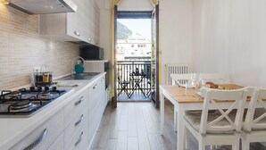 Kaffetrakter/tekoker, kjøleskap, mikrobølgeovn og ovn