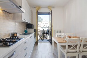 Fridge, microwave, oven, stovetop - Apartment 'Mary House' with Mountain View, Private Terrace and Wi-Fi (Sondrio)
