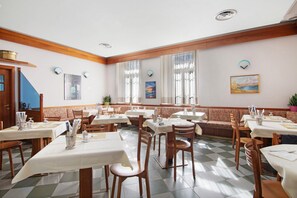 Dining - Apartment 'Mary House' with Mountain View, Private Terrace and Wi-Fi (Sondrio)