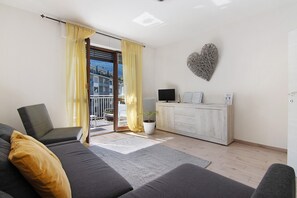 TV - Apartment 'Mary House' with Mountain View, Private Terrace and Wi-Fi (Sondrio)