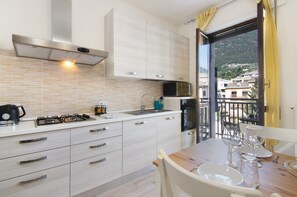 Fridge, microwave, oven, stovetop - Apartment 'Mary House' with Mountain View, Private Terrace and Wi-Fi (Sondrio)