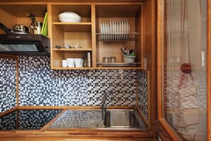 Kühlschrank, Herdplatte, Kochgeschirr/Geschirr/Besteck