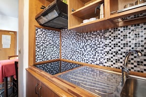 Jääkaappi, liesi, keittoastiat/astiat/ruokailuvälineet