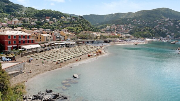 A coastal town with a beach, buildings, and hills in the background. - Apartment 'Residence Paradiso Bilocale 304' with Balcony, Wi-Fi and Air Conditioning (Moneglia)