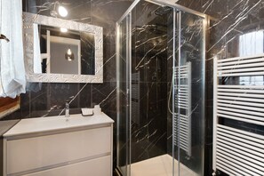 Shower, free toiletries, hair dryer, towels - Apartment 'Residence Paradiso Bilocale 304' with Balcony, Wi-Fi and Air Conditioning (Moneglia)