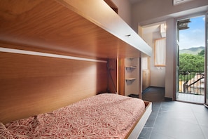 1 bedroom, free WiFi, bed sheets - Apartment 'Residence Paradiso Bilocale 304' with Balcony, Wi-Fi and Air Conditioning (Moneglia)