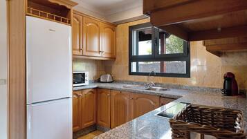 Frigorífico, microondas, horno y placa de cocina