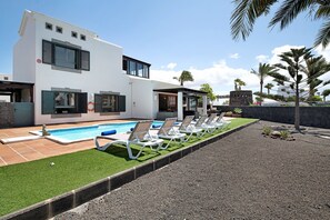 Pool - Vacation Home "Hipoclub Aguamarina 54" with Private Pool & Wi-Fi (Yaiza, Playa Blanca)