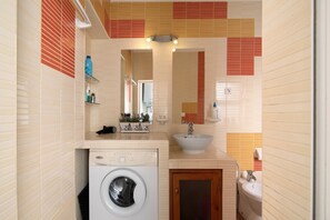 Shower, hair dryer, towels - Holiday Home 'Ana Townhouse' with Private Terrace, Wi-Fi and Air Conditioning (Tavira)