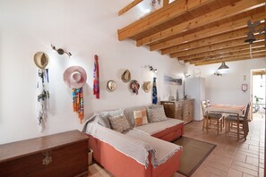 TV - Holiday Home 'Ana Townhouse' with Private Terrace, Wi-Fi and Air Conditioning (Tavira)