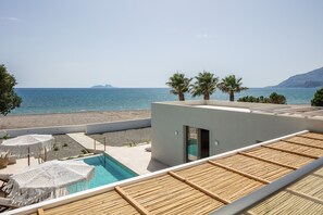 Una piscina al aire libre, sillones reclinables de piscina