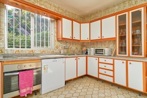 Coffee/tea maker, fridge, microwave, oven