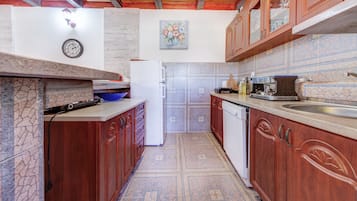 Stovetop, dishwasher, cookware/dishes/utensils, dining tables